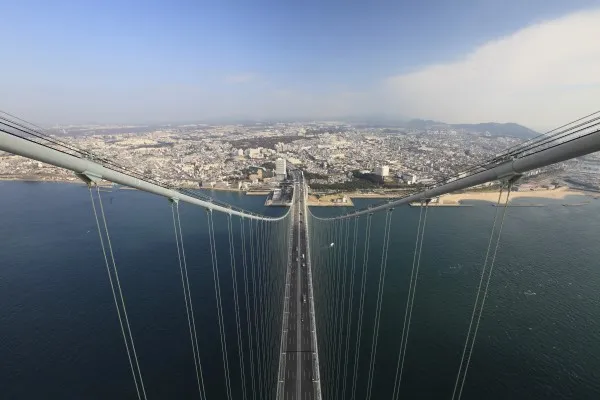 明石海峡大橋の主塔の頂上付近を歩くブリッジワールドの公式写真