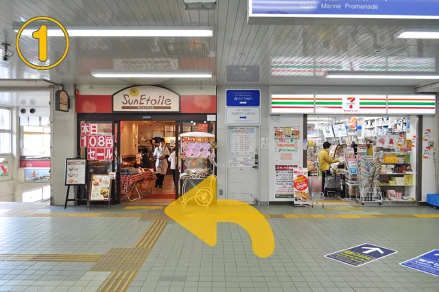 舞子駅の改札前から左へ進む道順の公式案内写真