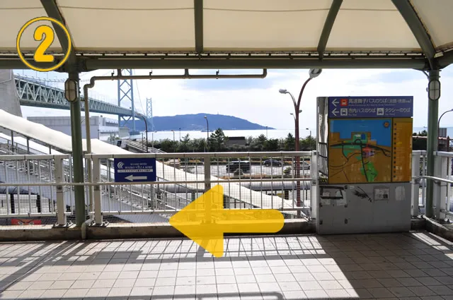 歩道橋から階段を降りてプロムナードへ向かう道順の公式案内写真