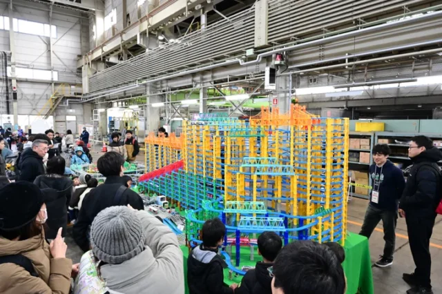 神戸市イベントサイトが掲載する、車両工場内のレールトイ展示の参考写真