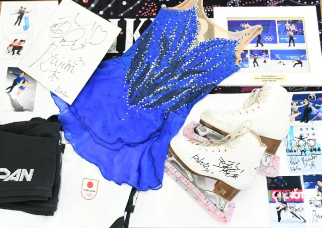宝塚市が公表した展示品。青い衣装と白いスケートシューズ、サインなど