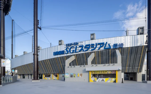 日鉄鋼板SGLスタジアム尼崎の銀色の外壁と黄色いアクセント、入場口