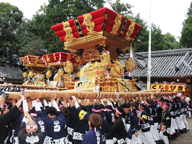 岩壺神社の屋台。赤い布、金色の装飾と長い担ぎ棒が分かる公式掲載写真。撮影年は未記載