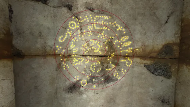 キトラ古墳の天井壁画に描かれた、円と星の配置が分かる天文図