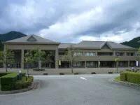 神河町中央公民館の外観。低層の建物と大きな入口