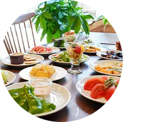 Café食堂Lodge公式サイト掲載の料理とデザートの写真