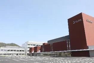赤茶色の市民交流施設棟と白い市庁舎が並ぶオリナスの外観