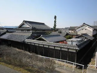 瓦屋根と板塀が連なる川西市郷土館の旧平安家住宅