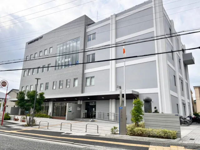 小田南生涯学習プラザの白とグレーの外観