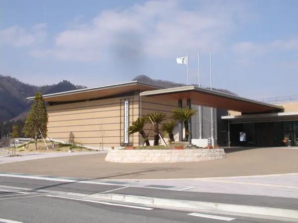 たつの市立埋蔵文化財センター入口側。低いベージュの建物と張り出した屋根が目印
