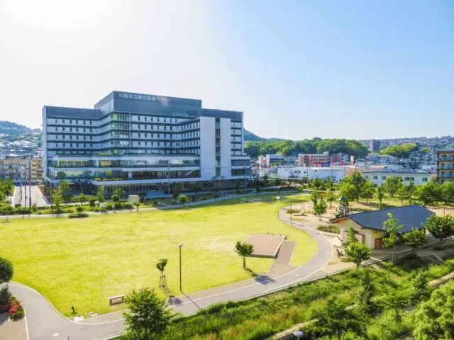 キセラ川西せせらぎ公園の芝生広場と曲線の園路。川西市掲載の公園写真で当日の様子ではありません