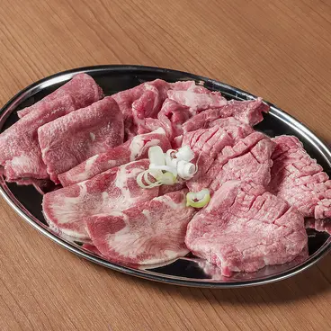店舗が掲載する国産牛盛り合わせ。異なる厚さと脂の入り方の肉が銀色の皿に並ぶ