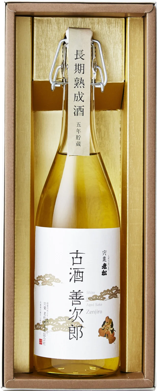 宍粟の老松酒造・古酒善次郎720ml。琥珀色の酒が入った透明瓶と金色の箱の公式写真
