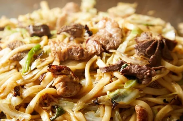 佐用のホルモン焼きうどんの例。太いうどん、ホルモン、キャベツなどを焼いた料理