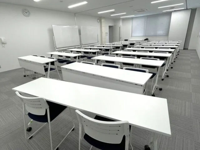 西宮商工会館3A会議室の白い机、青い座面の椅子とホワイトボード