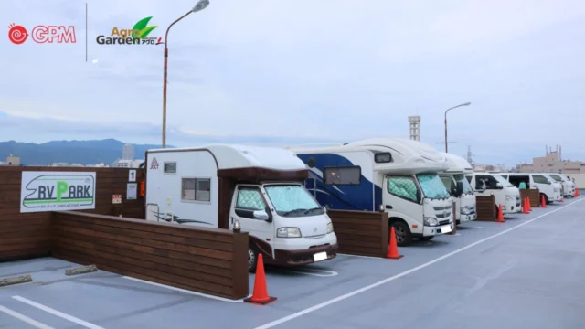 木製の仕切りと電源付き区画が並ぶ、アグロガーデン神戸駒ヶ林店屋上のRVパーク