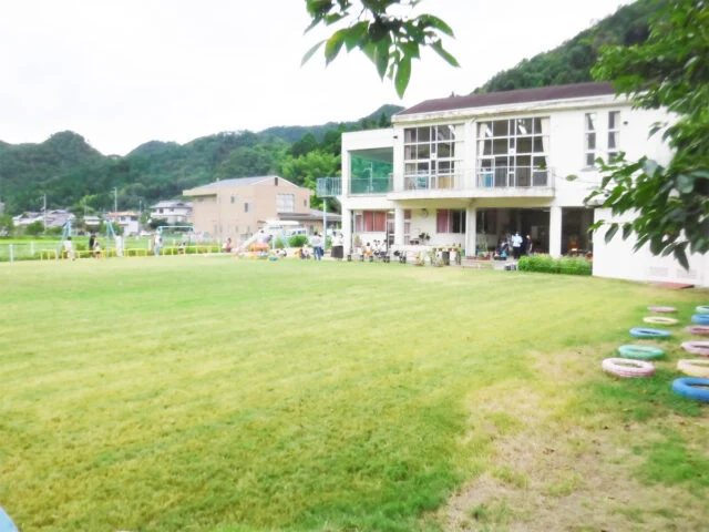 三田市の公式案内に掲載された旧高平幼稚園の園庭と園舎