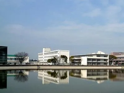 池の向こうに白い校舎が見える東はりま特別支援学校。学校公式掲載の外観写真で、撮影年は不明