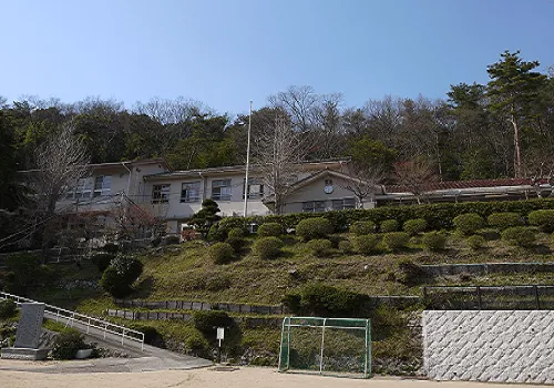 船坂里山学校の校舎。斜面の上に建つ旧小学校
