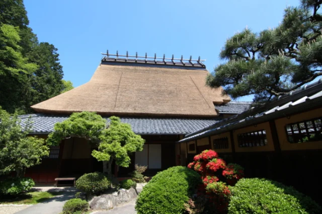 静思館の茅葺き屋根の主屋と庭。猪名川町役場の南に隣接する旧冨田家住宅