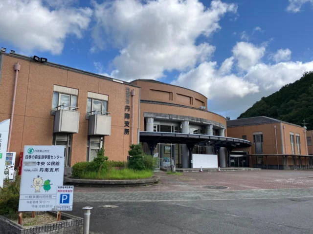四季の森生涯学習センターの茶色いタイル外壁と正面玄関。催しは屋外で開催
