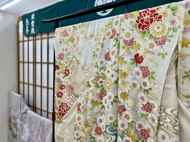 白地に赤や黄色の花柄をあしらった振袖。あづまや呉服店の公式サイト掲載写真
