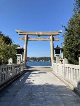 家島神社の鳥居から海を望む参道。今回のウォーキングコースで紹介されている場所