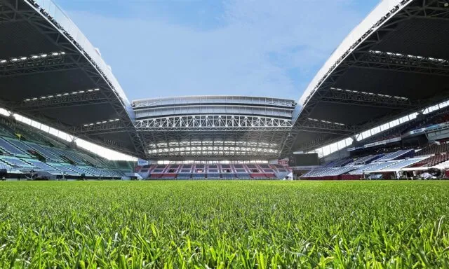 ノエビアスタジアム神戸のピッチサイド（VISSEL FUN RUN公式サイトの写真）