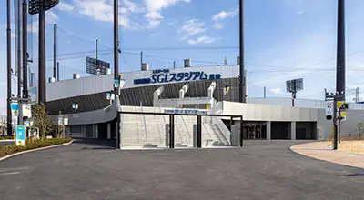 SGLスタジアム尼崎の正面。中央階段と左右の入口が見える