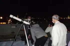 望遠鏡を使った星空観察の様子。芦屋市公式の参考写真