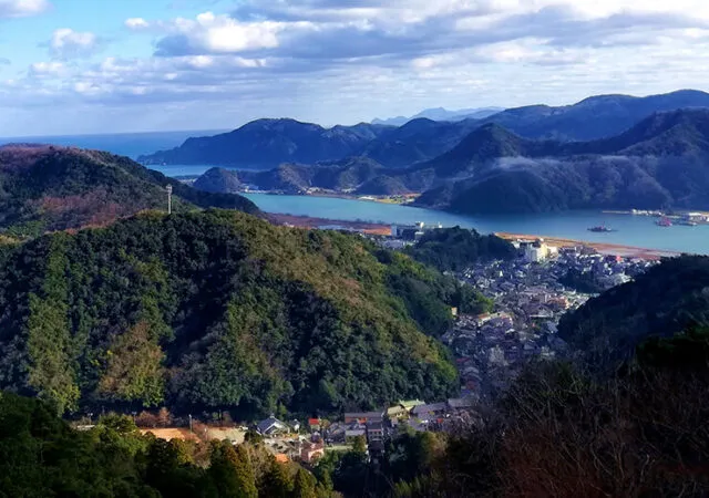 城崎温泉ロープウェイ山頂から見た城崎の温泉街と日本海