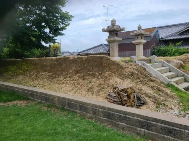 太寺廃寺塔跡。低い土壇と石段、2基の石灯籠が見える