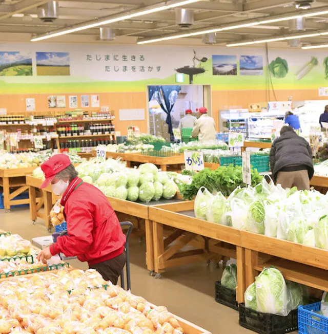 木製の平台に野菜が並ぶ、たじまんまの公式店内写真