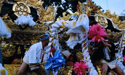 高砂神社公式に掲載された過去の屋台練り合わせの写真。複数の屋台と担ぎ手が集まる様子。