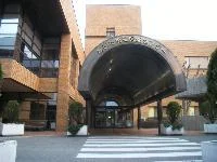 高砂市文化会館のれんが色の外壁と大きなアーチ状屋根のある入口