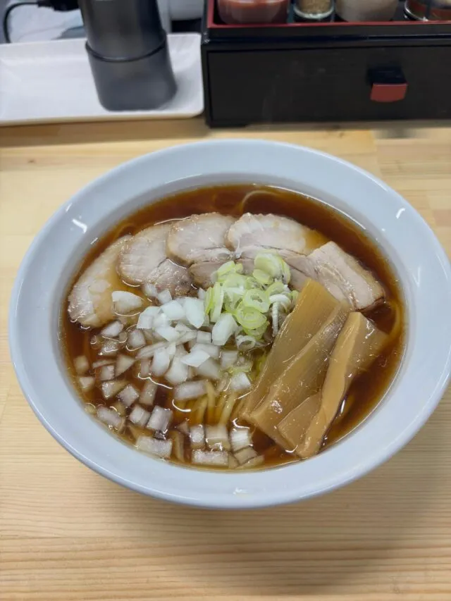 公式が9月27日に紹介した朝ラー。醤油色のスープに豚バラ、ねぎ、玉ねぎ、メンマが載る