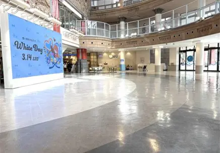SEAPARKの屋内イベントスペース。灰色の広い床と吹き抜けを囲む上階の通路