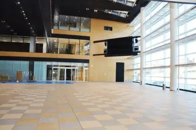 あかし市民広場の大きな窓と吹き抜け。明石市の施設紹介写真