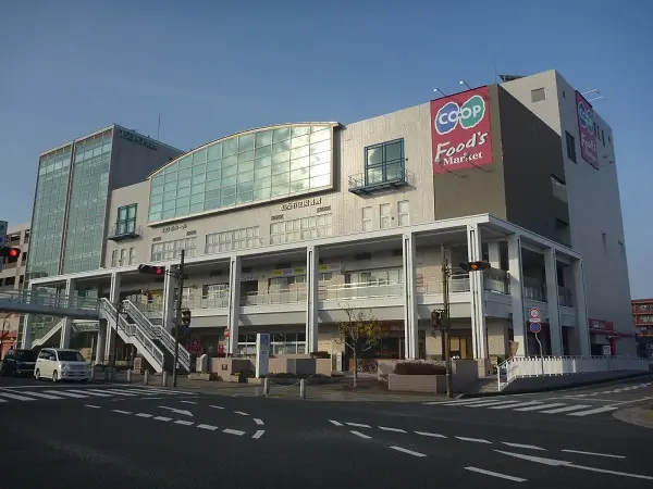 アスティアかさいの外観。道路側に階段と歩道橋がある建物