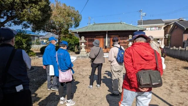 高砂市が昨年の様子として紹介する、ガイドと町を歩く参加者