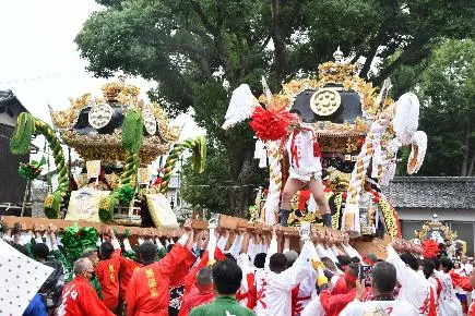 米田天神社秋祭りで2台の屋台を担ぐ人たち。高砂市が公開する過去の写真。