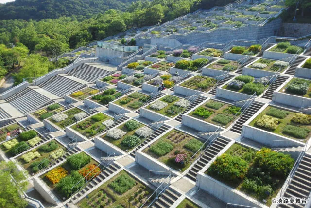 百段苑の階段状の花壇。斜面に沿って花壇と回廊が重なる