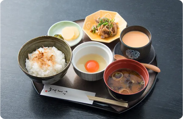 たまごや公式の夢王御膳。ご飯とは別の器に卵が付き、たまご豆腐や赤だしなどが並ぶ