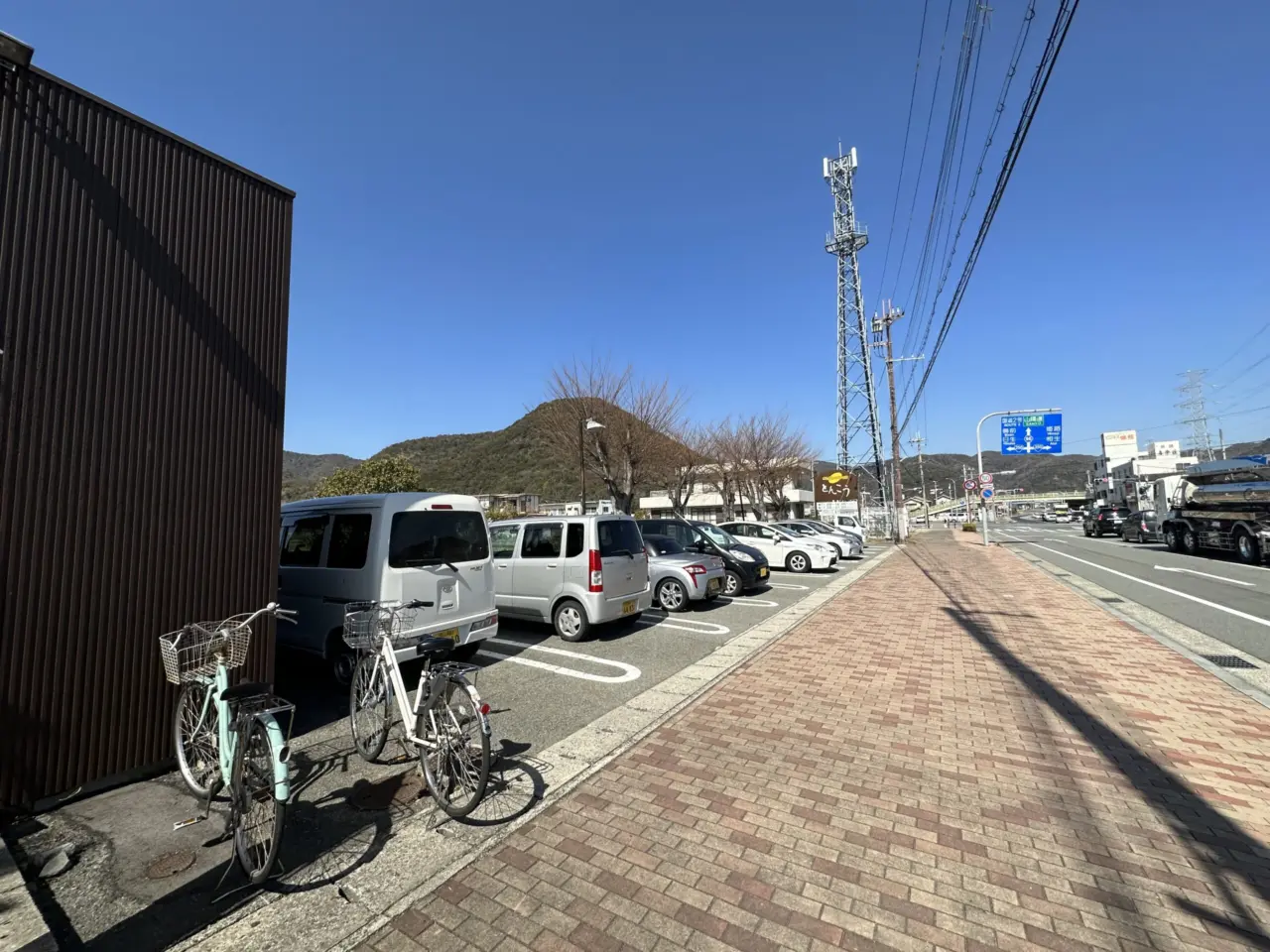 とんこう赤穂店の外観と駐車場