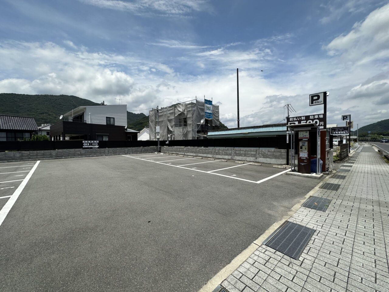 手前にある24時間500円の駐車場