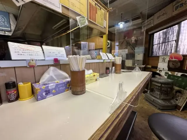 上町ラーメンのカウンター席