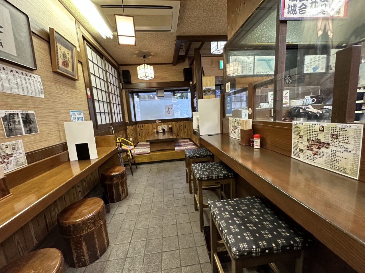 そば処 衣笠の内観1階