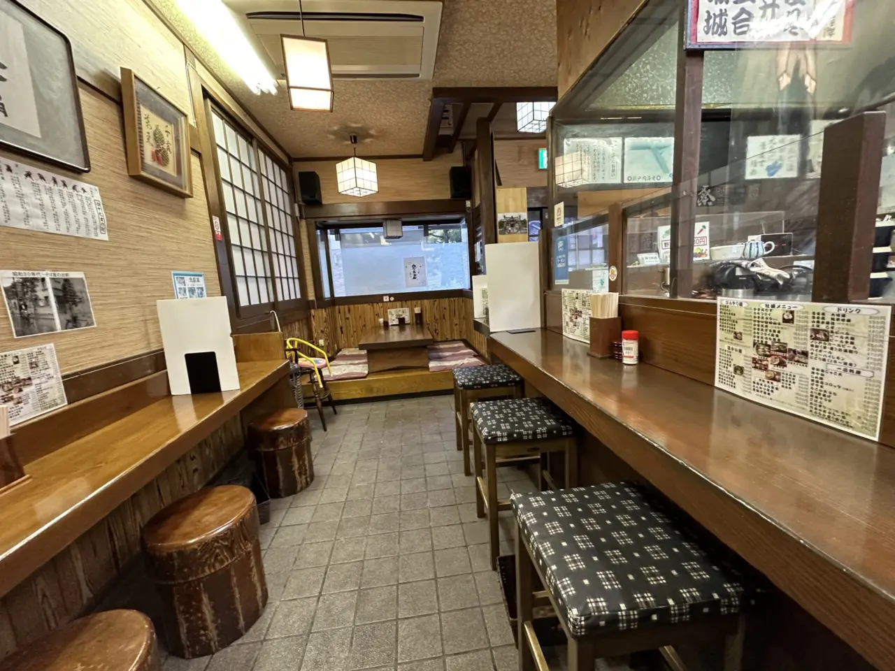 そば処 衣笠の内観1階