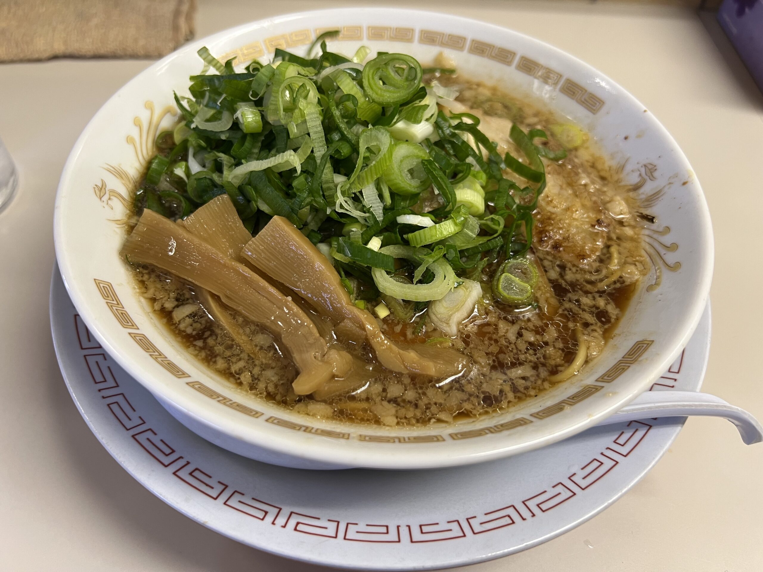 上町ラーメンのカウンター席