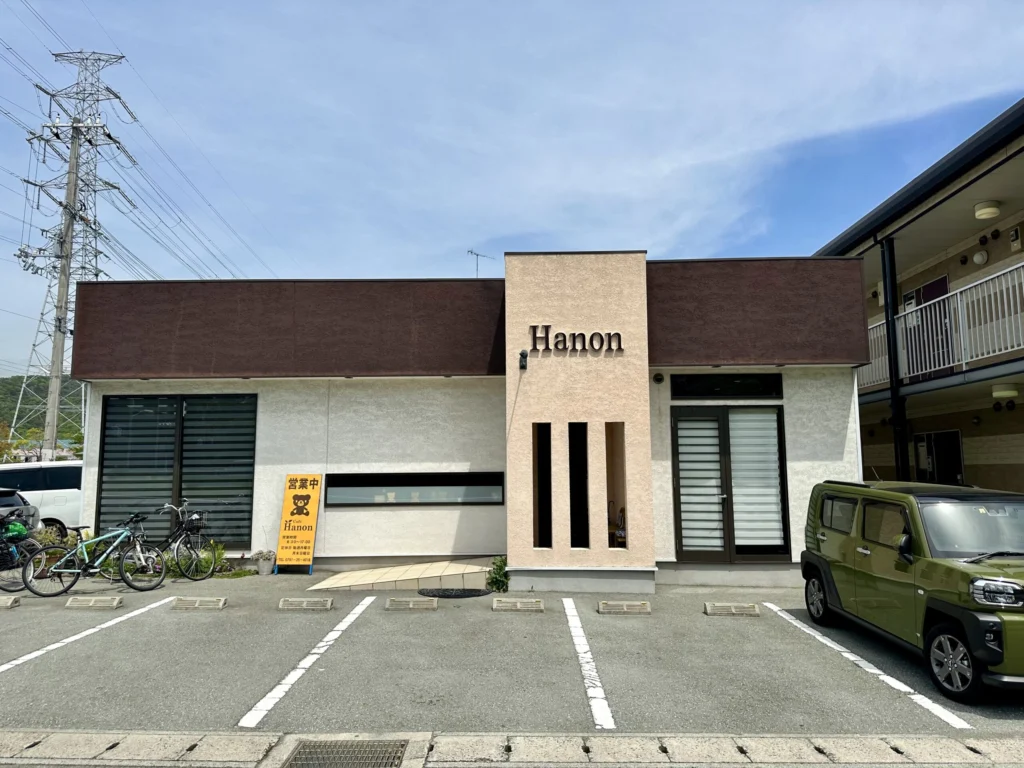 Hanon（ハノン）の外観と店舗前駐車場